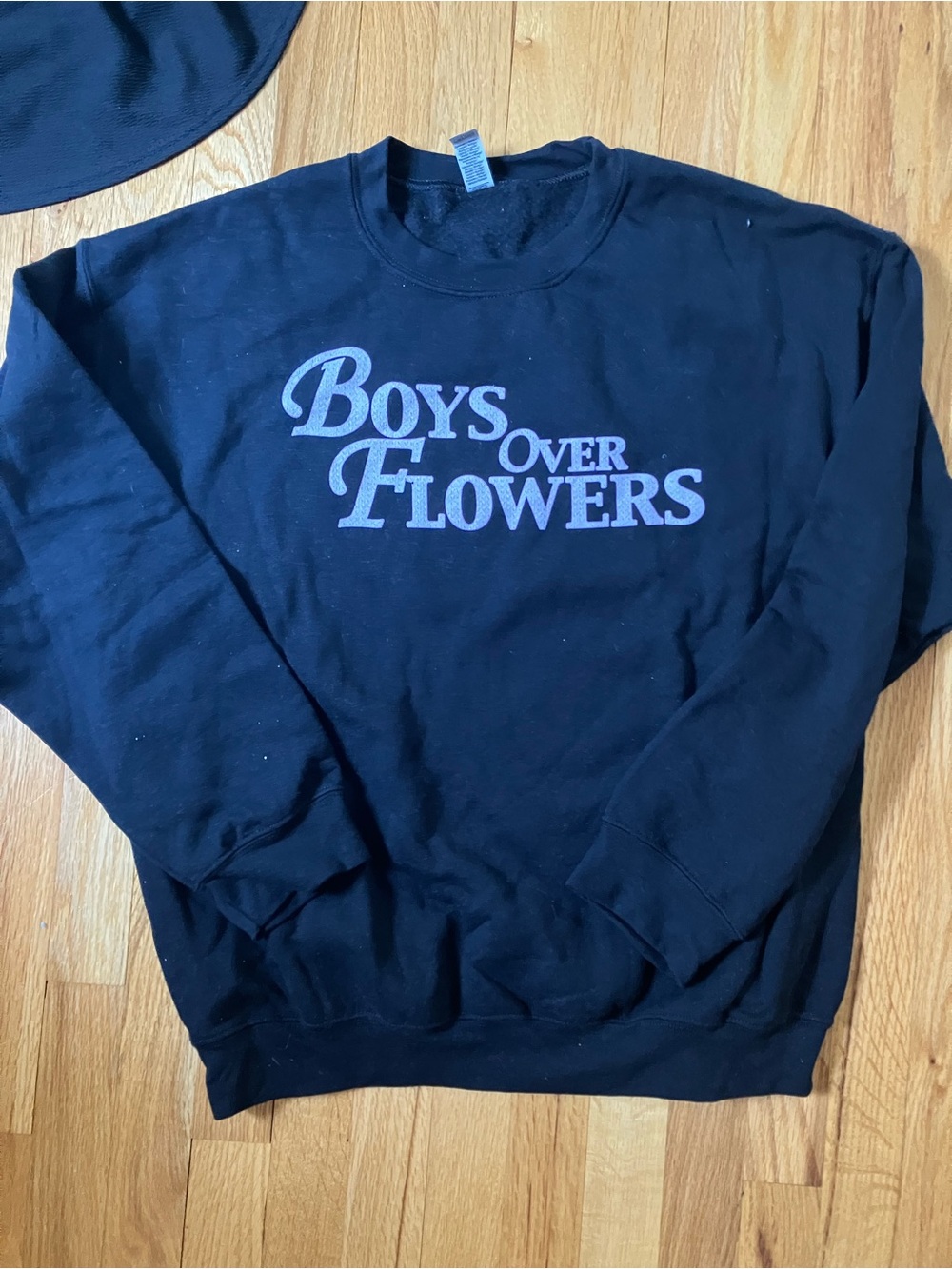 Gildan Black Crewneck Sweatshirt with 'Boys Over Flowers' Graphic L korean